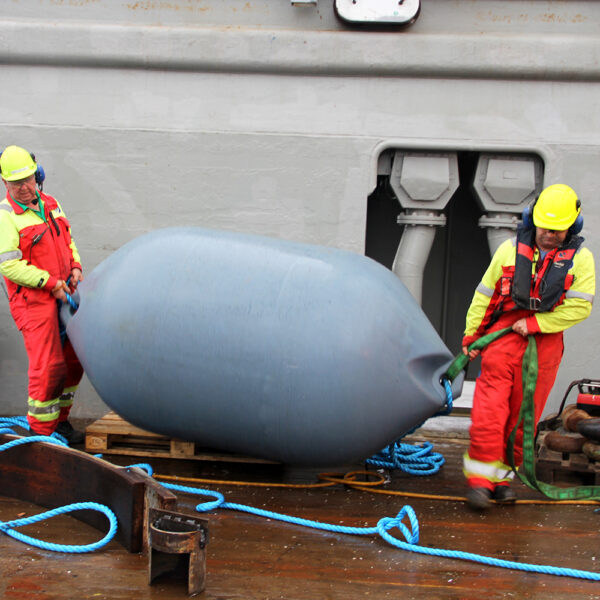 stootwillen heavy duty stootkussen inflatable light weight fenders boot offshore binnenvaart navy sleeper tugs polyform hdf serie