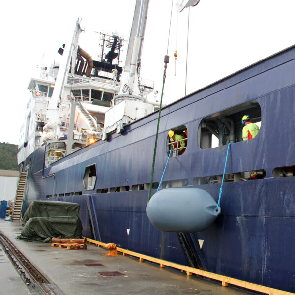 stootwillen heavy duty stootkussen inflatable light weight fenders boot offshore binnenvaart navy sleeper tugs polyform hdf serie on board